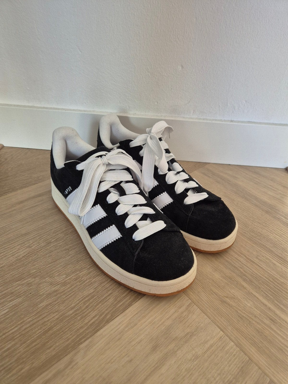 Zo goed als nieuwe zwarte adidas campus sneakers maat 42, Adidas, Zwart, Ophalen of Verzenden, Sneakers of Gympen
