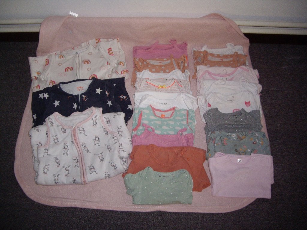 18 rompertjes + 3 slaapzakken +2 nieuwe mutsjes, Ophalen of Verzenden, Gebruikt, Meisje