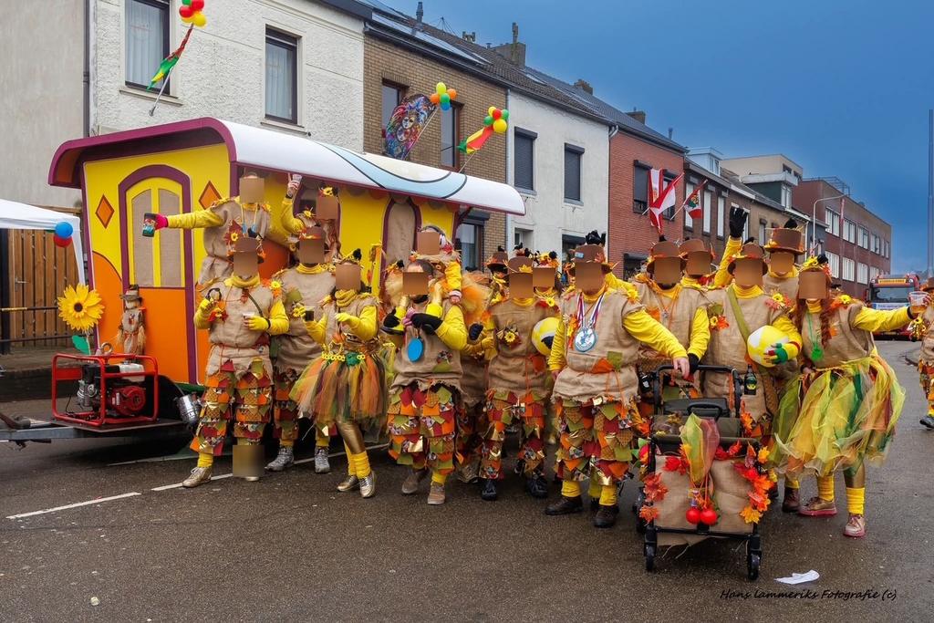 Carnavalskleding: Thema vogelverschikkers, Carnaval, Kleding, Gedragen, Ophalen