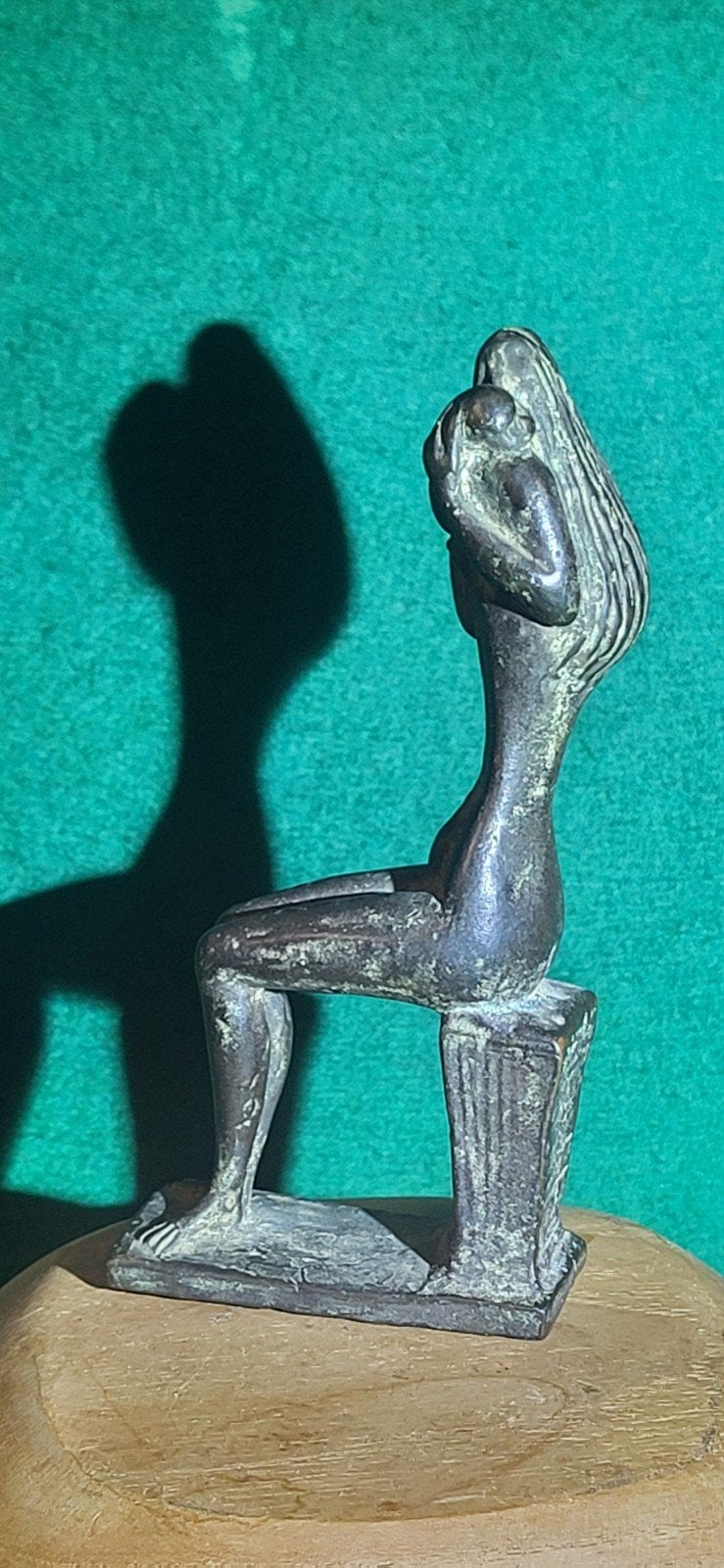 Bronzen beeldje van Piet van Heerden - Vrouw met kind, Minder dan 20 cm, Ophalen of Verzenden, Beeld, Vrouw