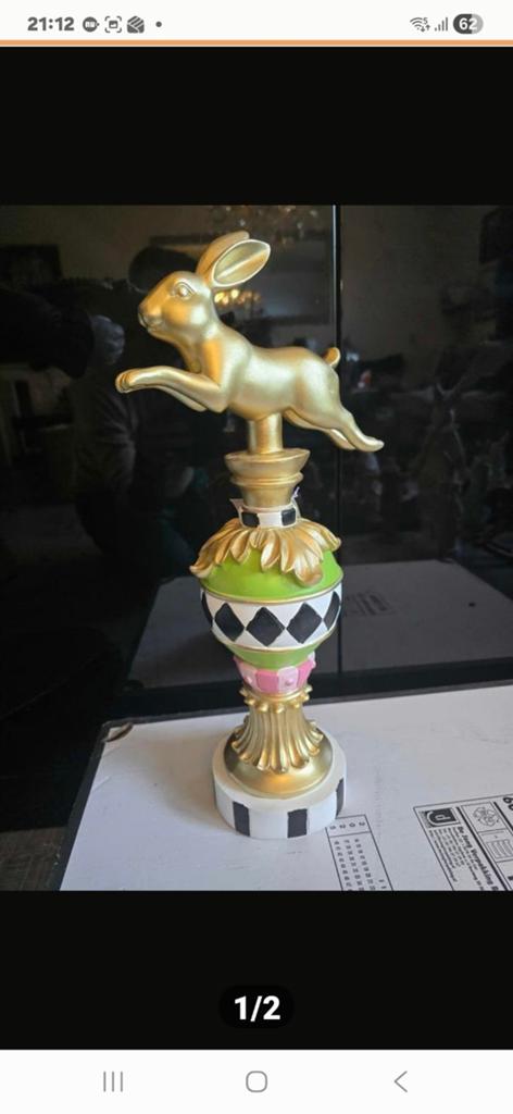 Decoratief beeld: Gouden Haas op Kleurrijke Sokkel, Meerkleurig, Overige stijlen, Nieuw, Kunststof