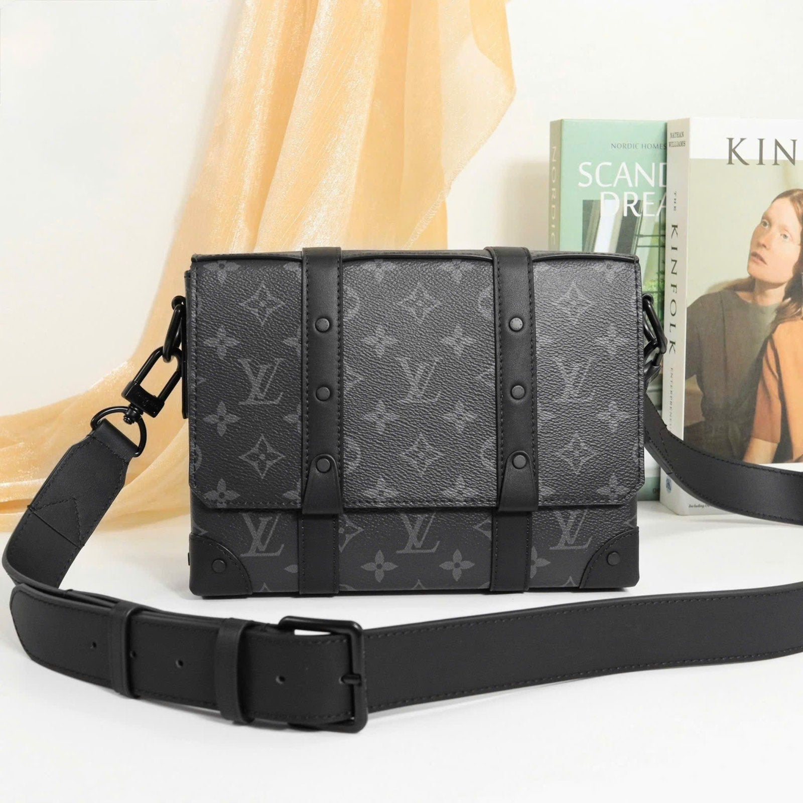Louis vuitton trunk Messenger PM, Sieraden, Tassen en Uiterlijk, Tassen | Schoudertassen, Ophalen, Zo goed als nieuw, Zwart