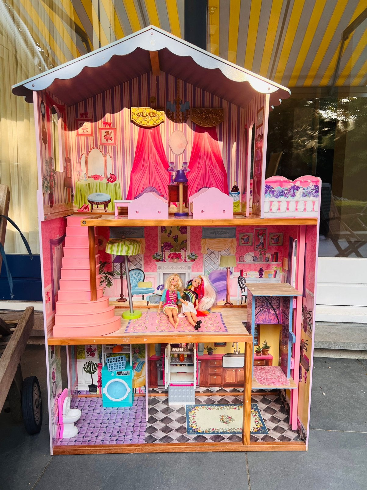 Doll house with Barbies and furniture, Ophalen, Gebruikt, Poppenhuis