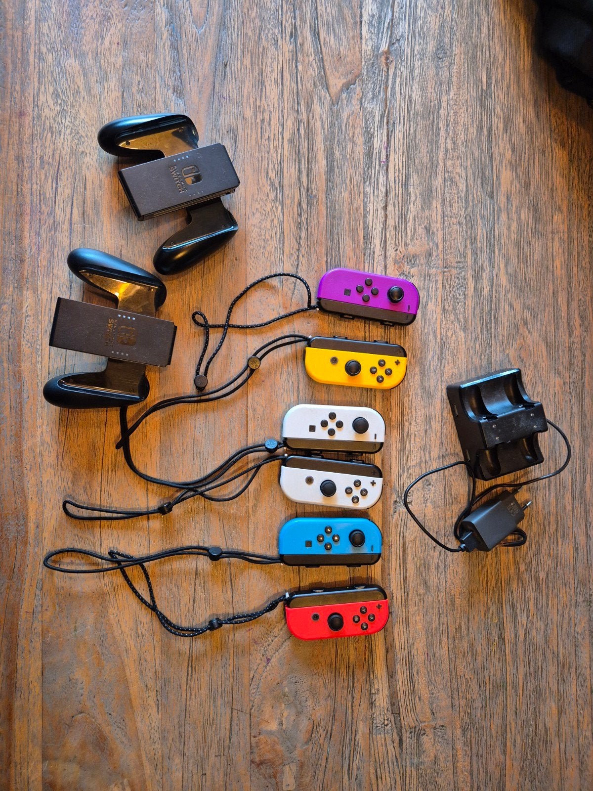 6 joy con, 2 grips, en oplaadstation Nintendo switch, Ophalen of Verzenden, Zo goed als nieuw, Switch Original