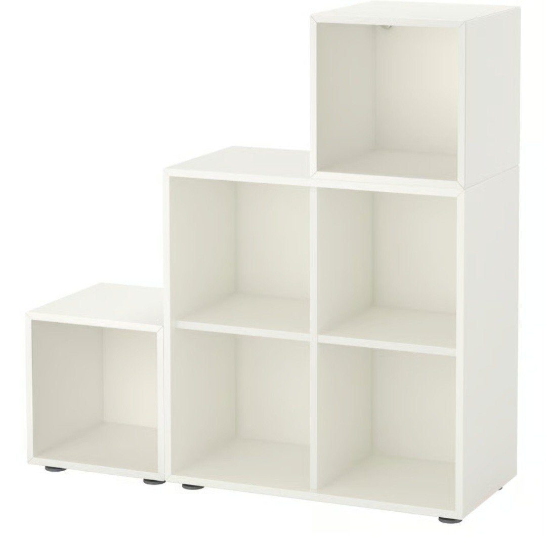 Opzoek! Witte opbergkast met vakken, trapvormig design, Met plank(en), Gebruikt, 100 tot 150 cm, 100 tot 150 cm