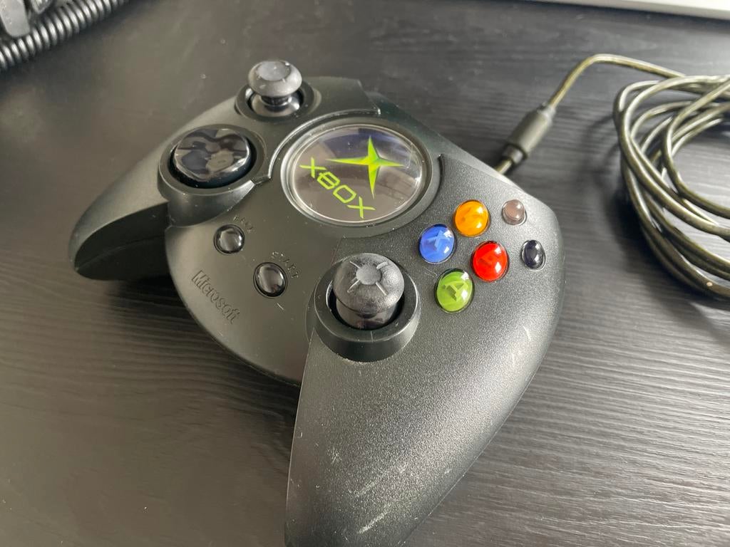 Originele Xbox Duke Controller met breakaway kabel, One Microsoft Place, South County Business Park, Dublin D18 P521 IRELAND; Registered Office: 70 Sir Rogerson's Quay, Dublin D02 R296 IRELAND