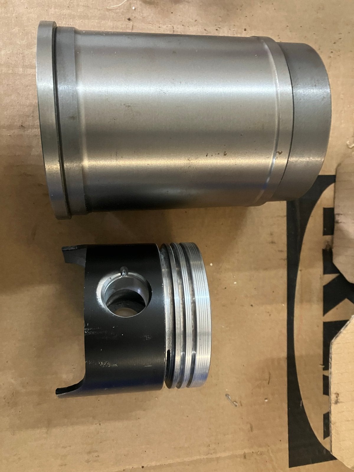 Nieuwe zuigers en cilinderbussen voor Peugeot 404 1.8, Ophalen of Verzenden, Nieuw, Peugeot