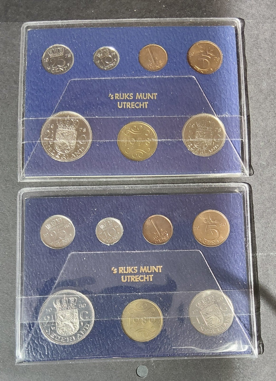Doos 27 muntsets Nederland o.a jaarsets in cassette 1982/86, Verzenden, Koningin Beatrix, Overige waardes, Setje