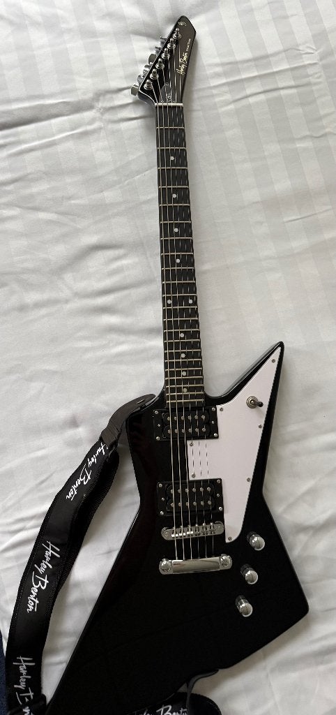 Harley Benton Extreme-76 BK – Zwart/Wit + Gitaartas, Ophalen of Verzenden, Zo goed als nieuw, Solid body, Overige merken