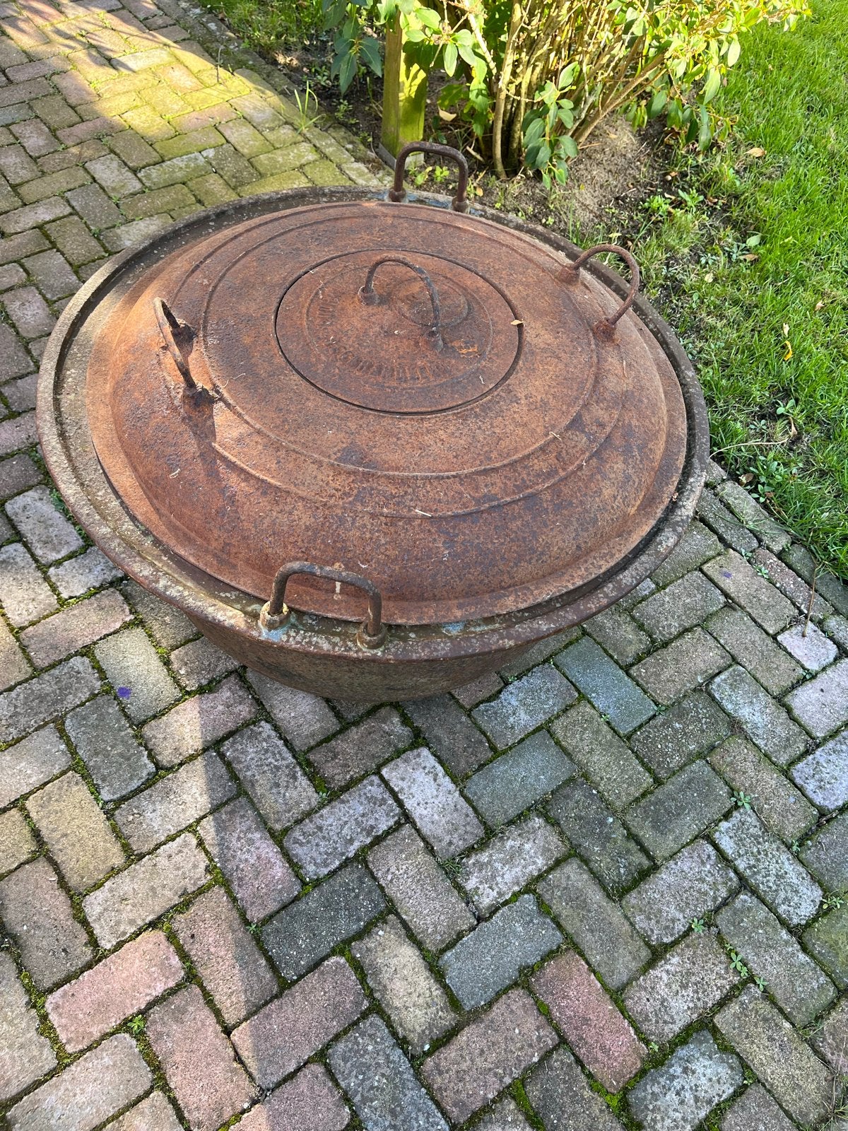 Antieke gietijzeren wasketel met deksel en houten rooster, Ophalen