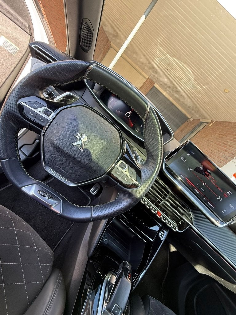Foto 12 van Peugeot 2008 GT LINE 1.2 156pk Eat8 Pano/3D/Carplay/Keyless