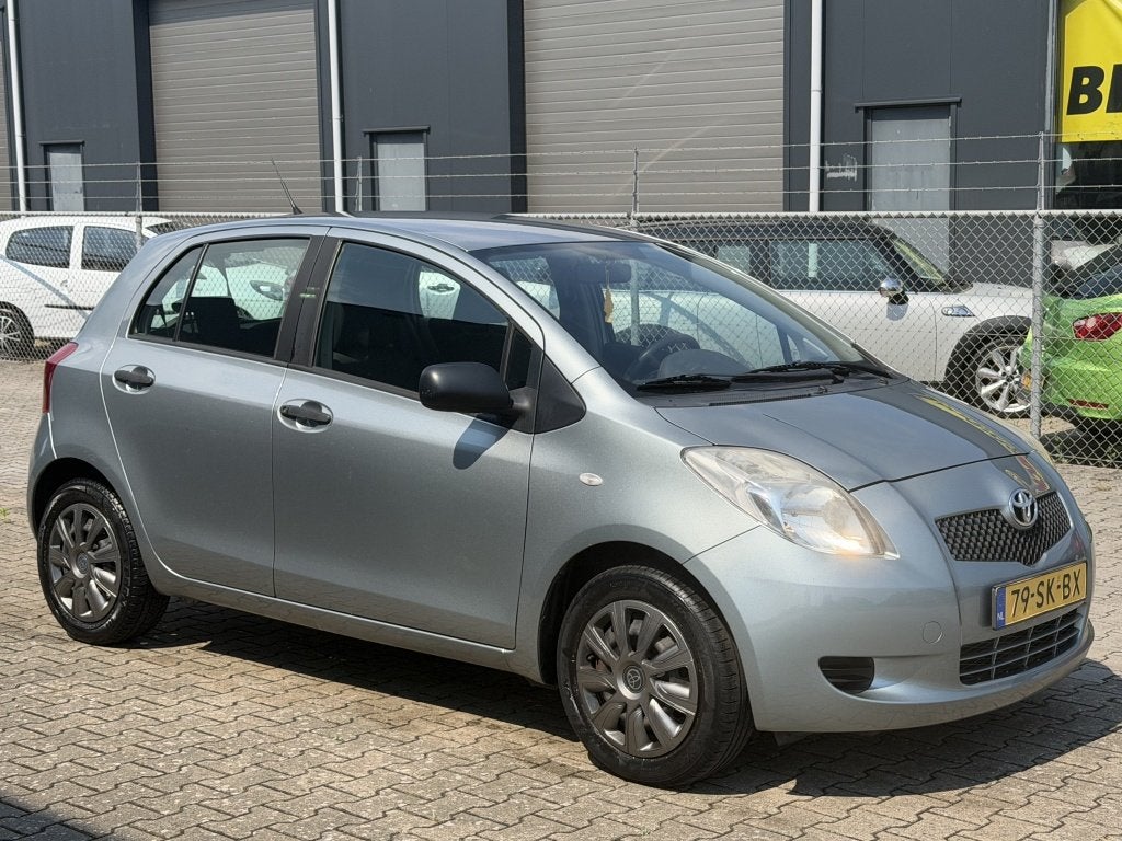 Toyota Yaris 1.3 Airco 5 Deurs Apk:1-2027 (bj 2006), Auto's, 4 cilinders, Bedrijf, 1298 cc, Zilver of Grijs