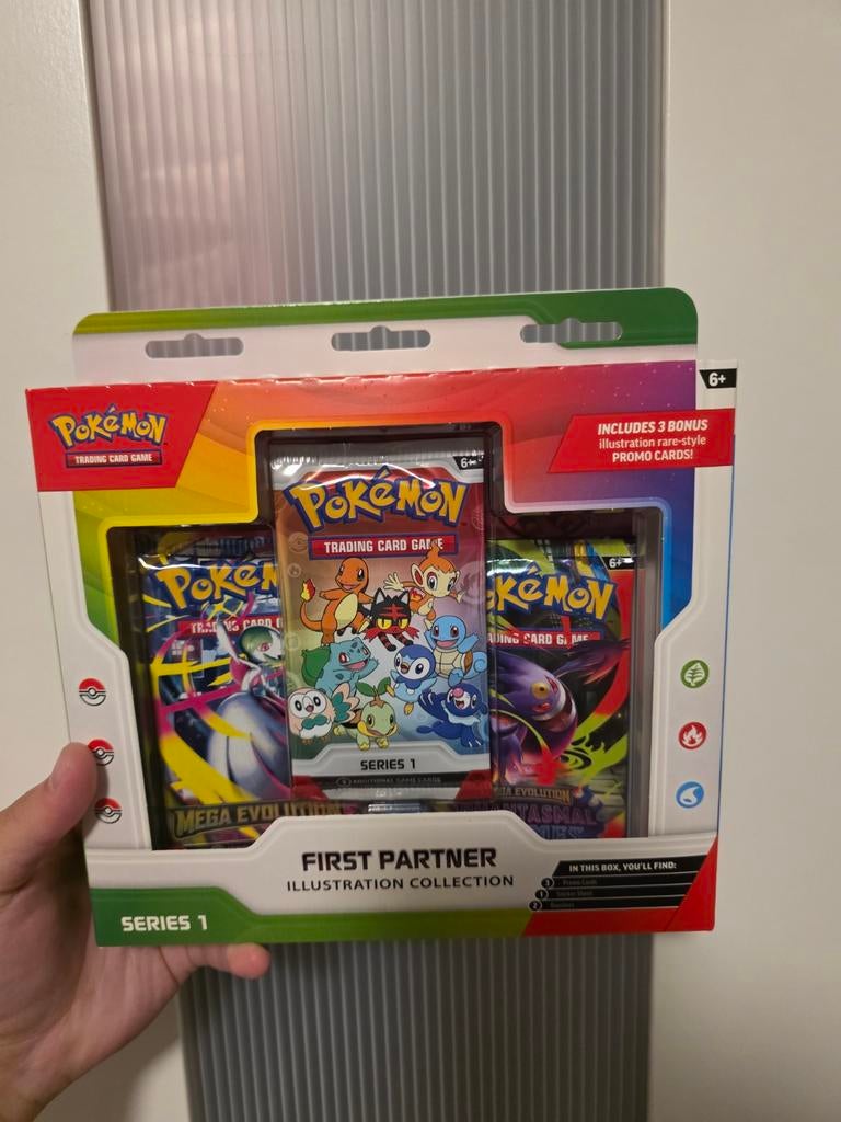Pokémon First Partner Illustration Collection Series 1, Ophalen of Verzenden, Nieuw, Booster, Foil