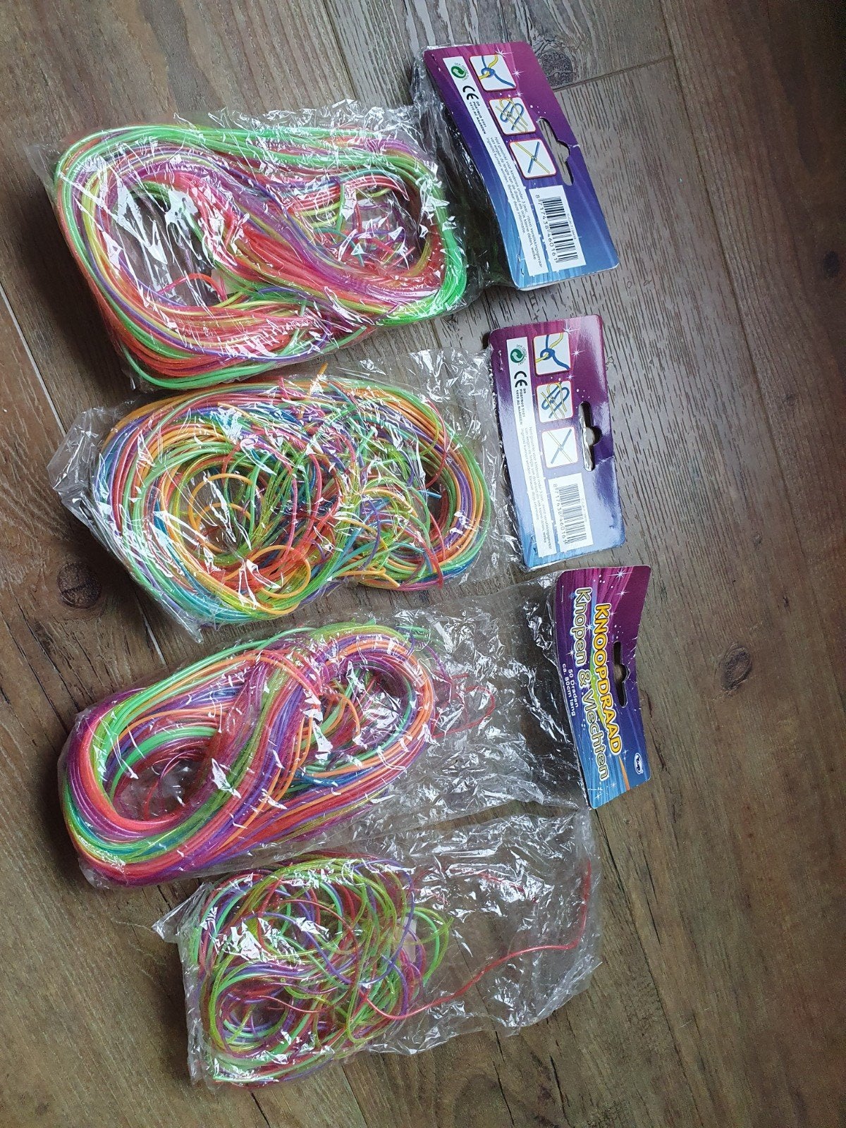 4 zakjes Knoopdraad / Vlechtband - Regenboogkleuren, Nieuw, Meerkleurig, Ophalen of Verzenden, Kunststof