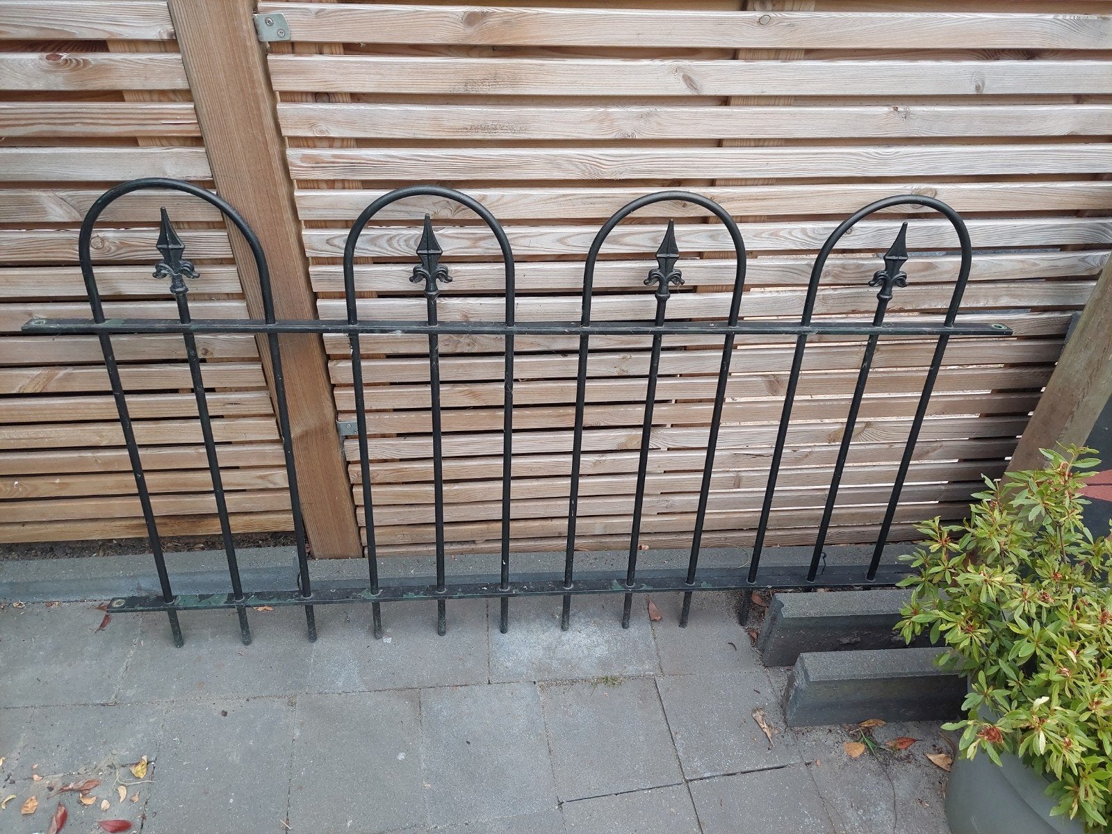 Zwart ijzeren tuinhek met sierlijke punten, Ophalen, Met poort, Gebruikt, Tuinhek