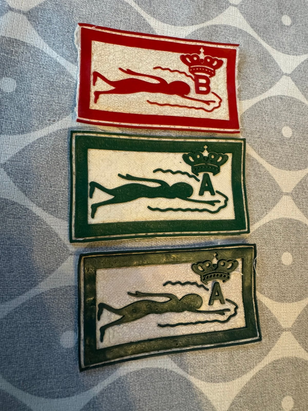 Vintage Nederlandse zwemdiploma badges – diploma A en B, Ophalen of Verzenden, Gebruikt, Sport