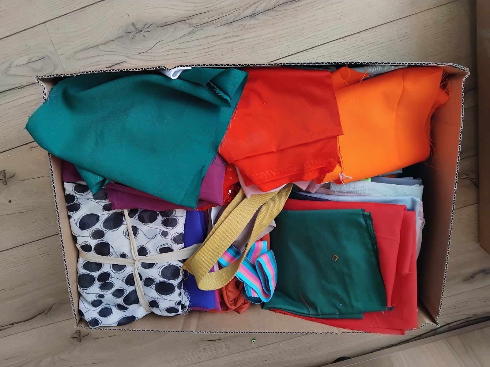 Grote doos vol met diverse stoffen, Overige materialen, Gebruikt, Meerkleurig, Ophalen of Verzenden