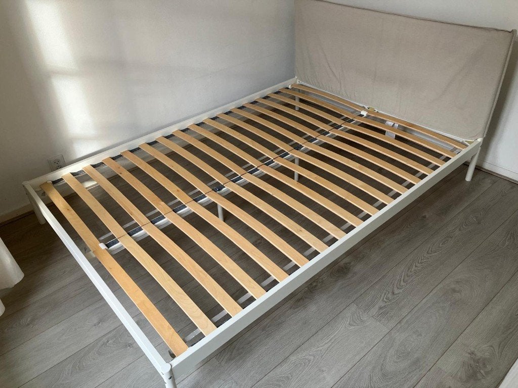 Eenpersoonsbed met lattenbodem en hoofdbord, Ophalen, Gebruikt, Wit, 140 cm