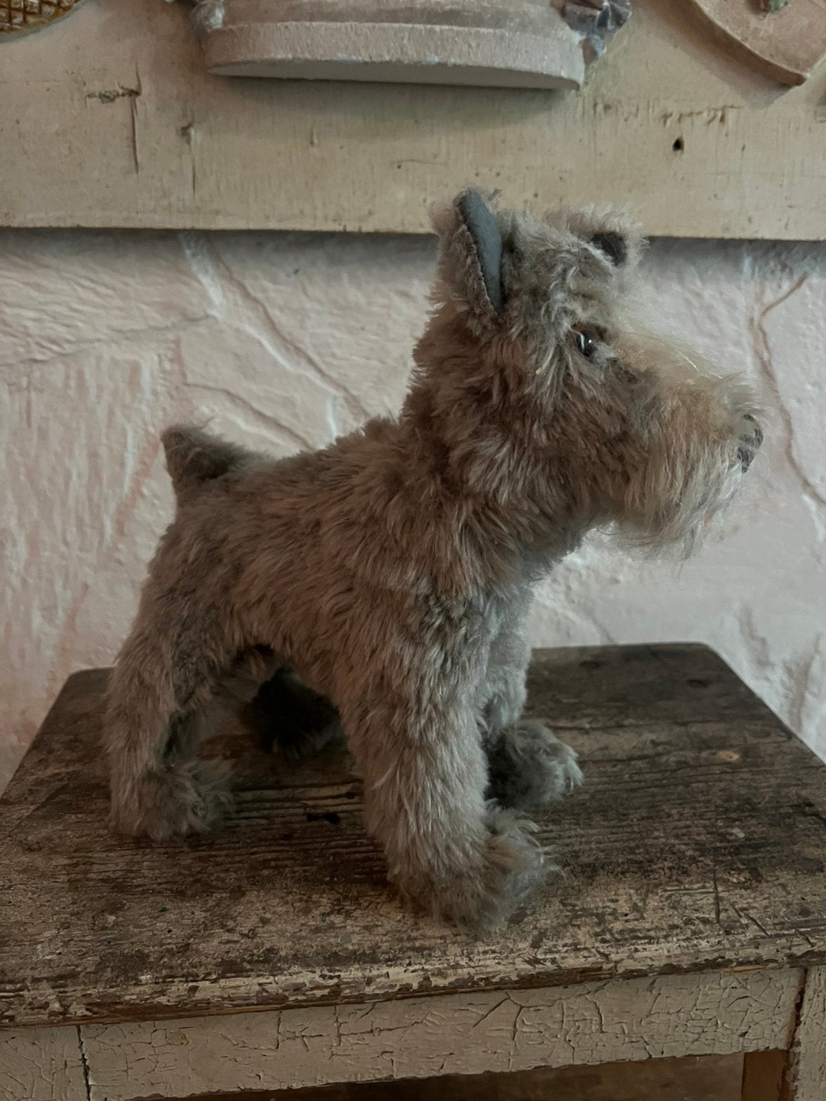 Heel oud knuffel hondje hond schnauzer? Bij poppen & beren, Antiek en Kunst, Antiek | Speelgoed, Ophalen of Verzenden