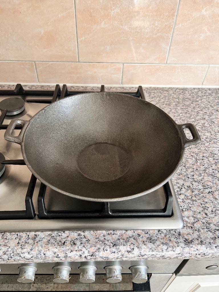 Nieuw Wok pan 31 cm diameter vlakke bodem Gietijzer, Ophalen of Verzenden, Nieuw, Gietijzer, Wok