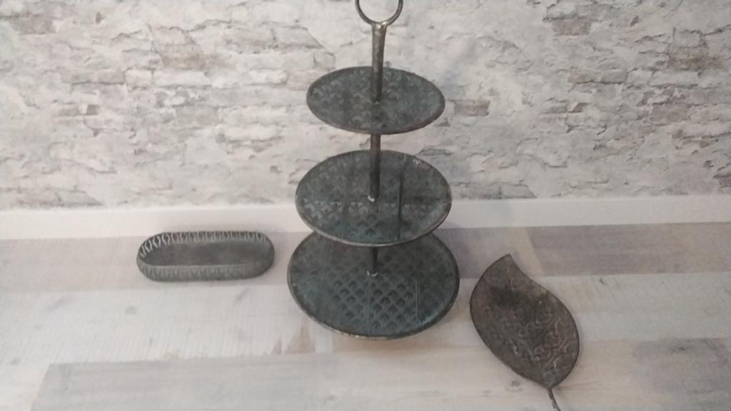 Etagère plus 2 bijpassende schalen. Metaal ., Ophalen