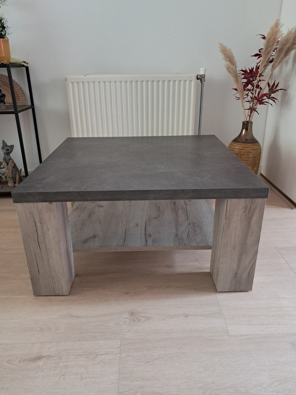 Satriani salontafel met betonlook boven blad., Ophalen