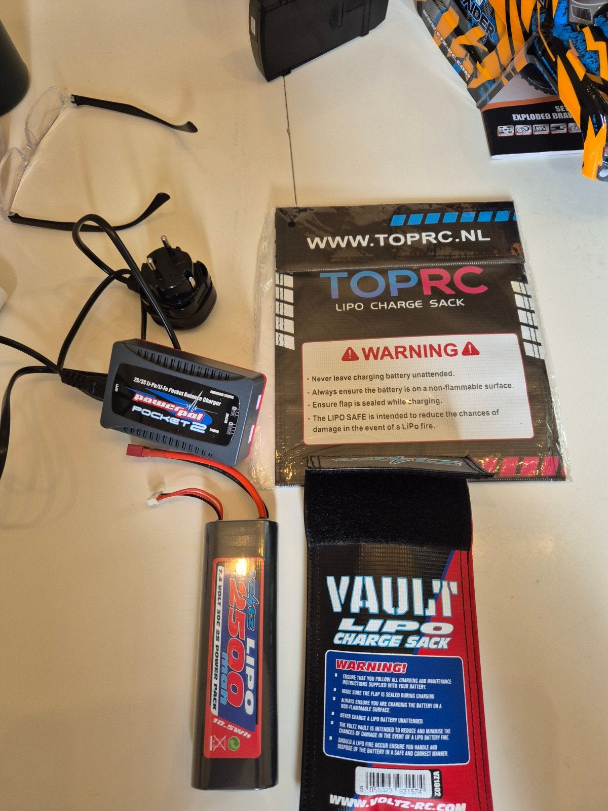 lipo batterij + lader en 2 lipo laadzakken, Nieuw, Onderdeel, Overige schalen, Ophalen