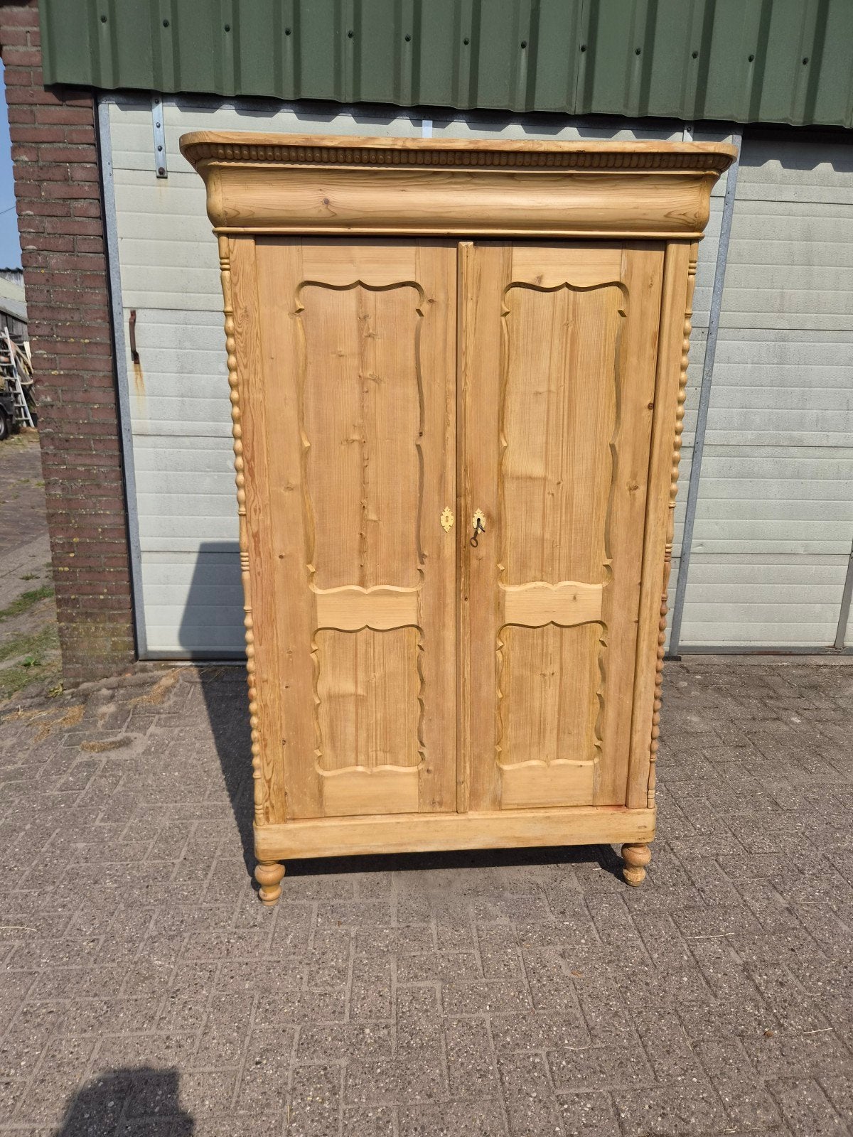 Antieke geloogd grenen meidenkast, Ophalen