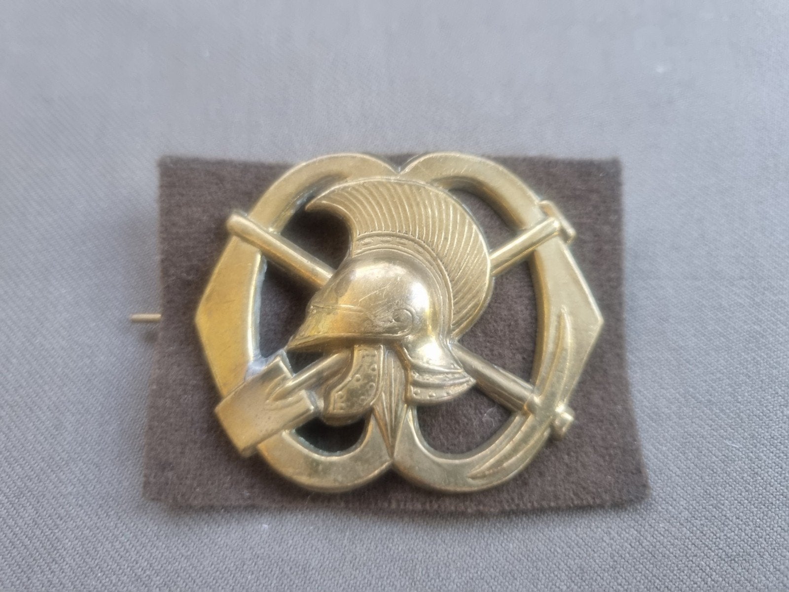 oud baretembleem Genie pioniers (oogjes), Ophalen of Verzenden, Landmacht, Nederland, Embleem of Badge