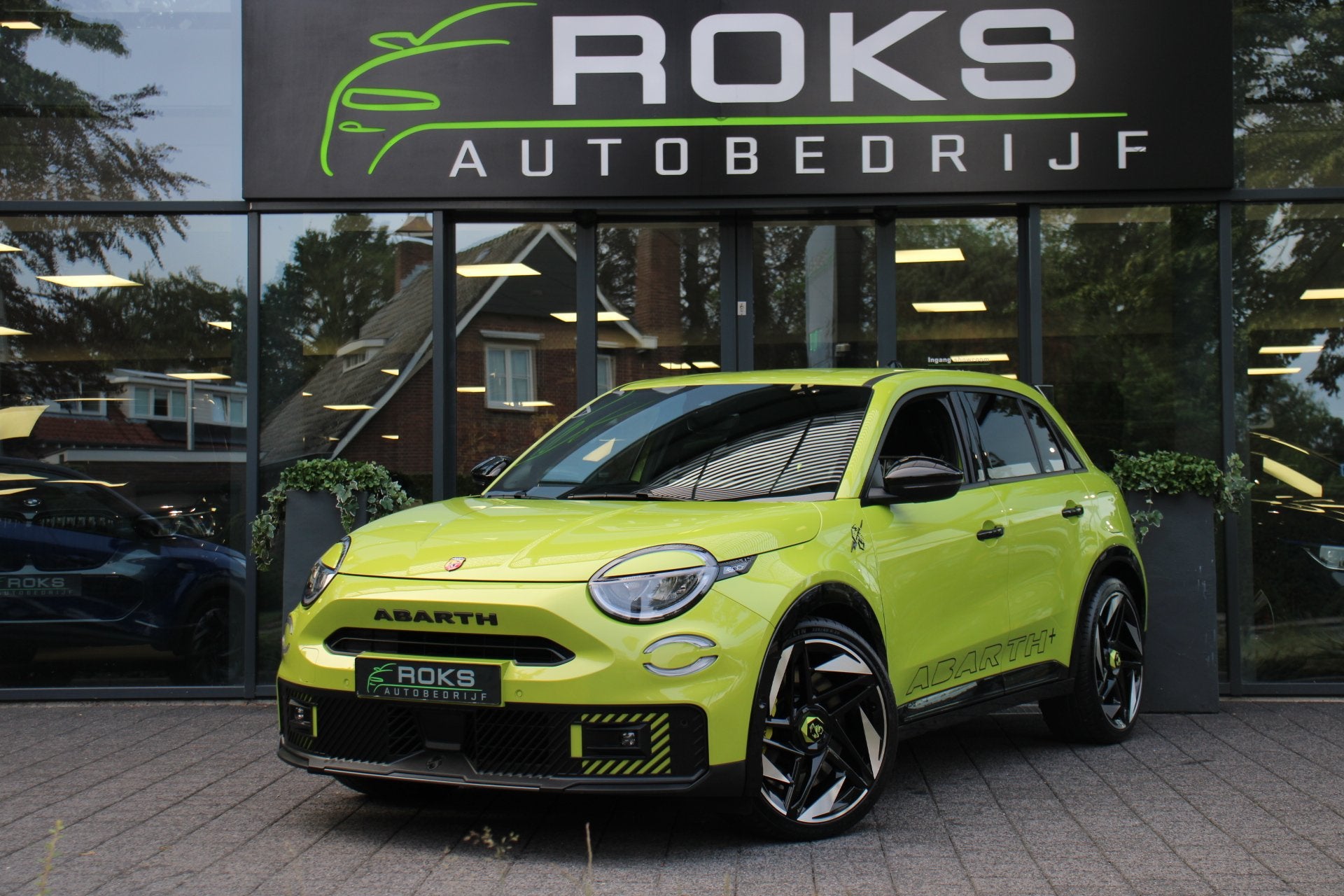 Fiat 600E Abarth Turismo 54 kWh Pack Scorpion Design/Tech/Ga, 12 maanden, Gebruikt, Origineel Nederlands, SUV of Terreinwagen