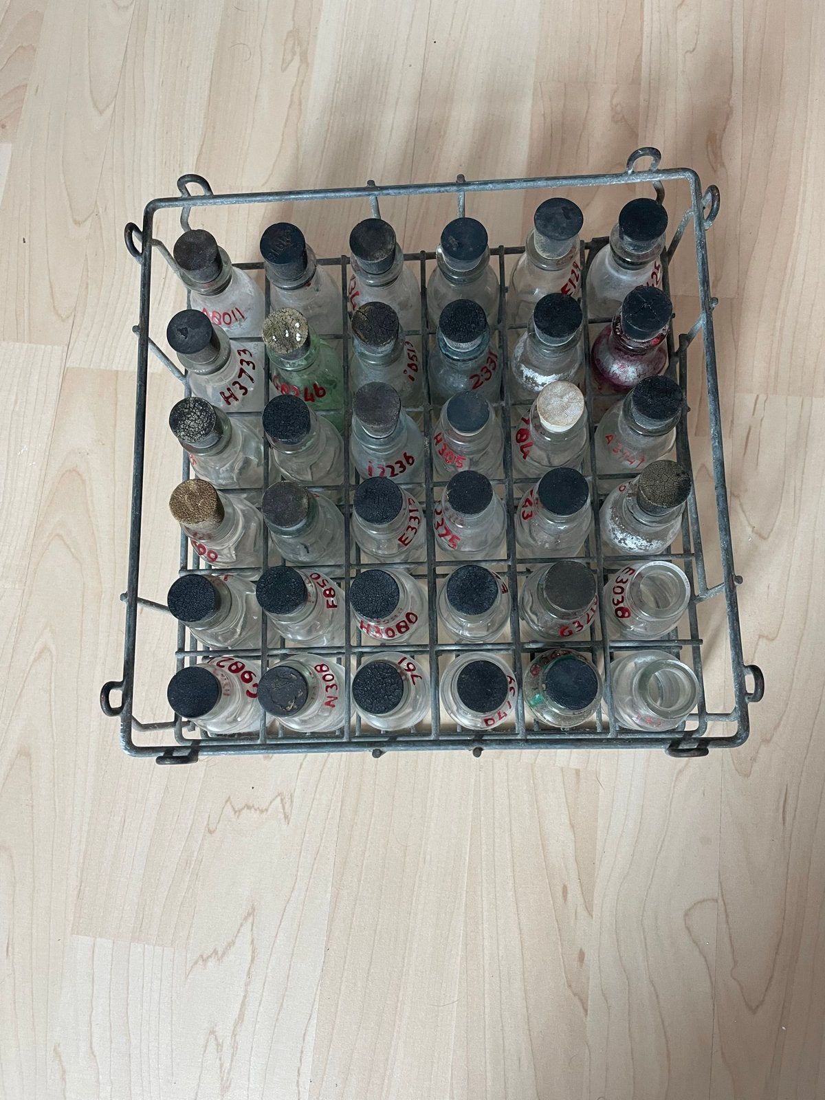Vintage flessenrek met 36 glazen flesjes 25bij 25 cm, Ophalen of Verzenden