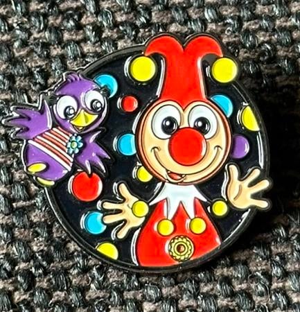 Efteling pin Carnaval Festival Jokie en Jet, Ophalen of Verzenden, Zo goed als nieuw, Button of Speldje