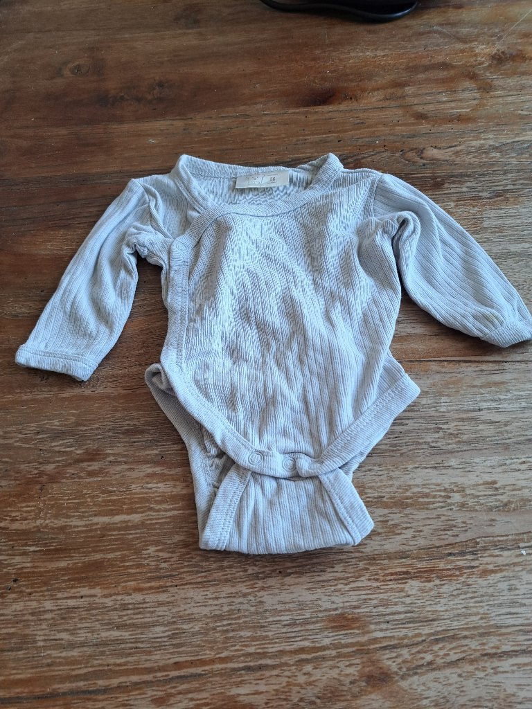 Baby rompertje lange mouwen maat 56 lichtgrijs, Ophalen, Zo goed als nieuw, Jongetje of Meisje, Nacht- of Onderkleding
