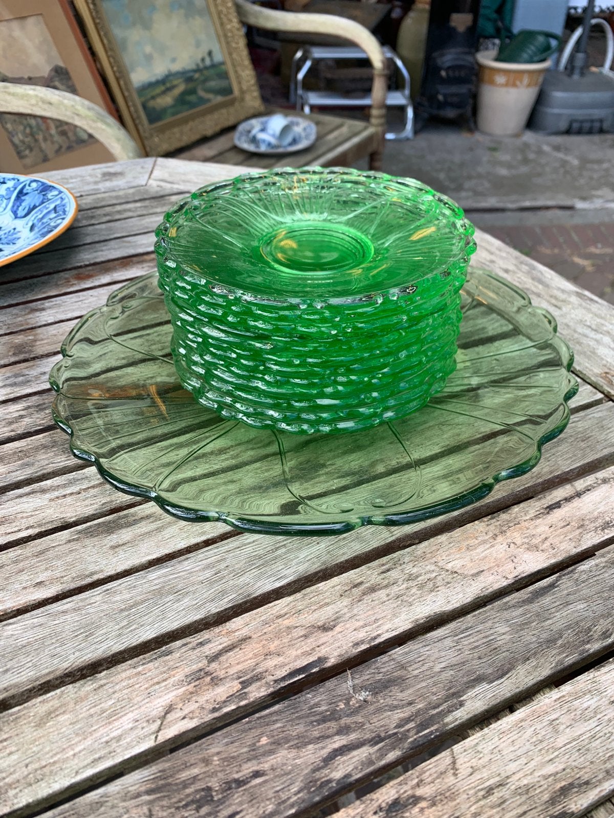 vintage gebakstel groene schoteltjes en schaal uraniumglas., Verzenden