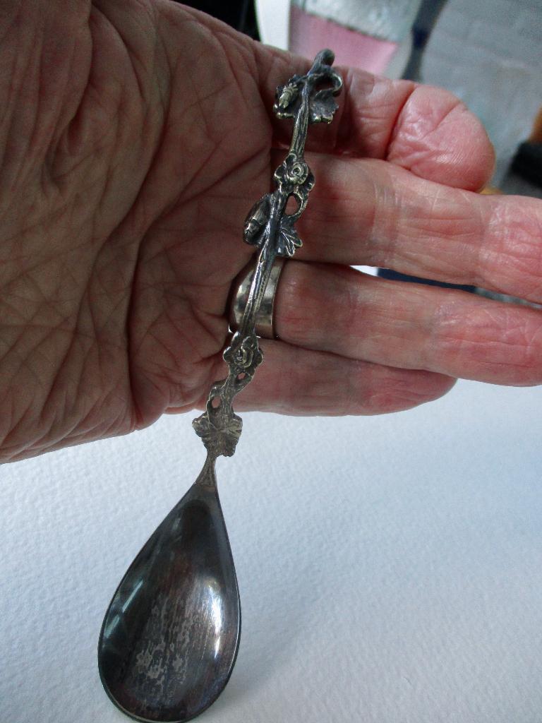 Verzilverde oude antieke gebogen grote lepel met een haakje, Antiek en Kunst, Verzenden
