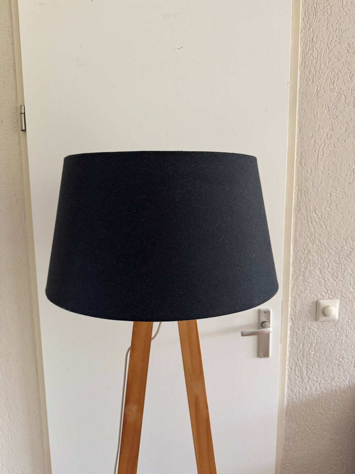 Moderne staande lamp met houten driepoot en zwarte kap, Ophalen, Zo goed als nieuw, Hout, 150 tot 200 cm