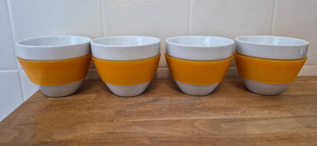 Set van 4 Chocomel mokken met gele grip, Overige merken, Keramiek, Zo goed als nieuw, Modern