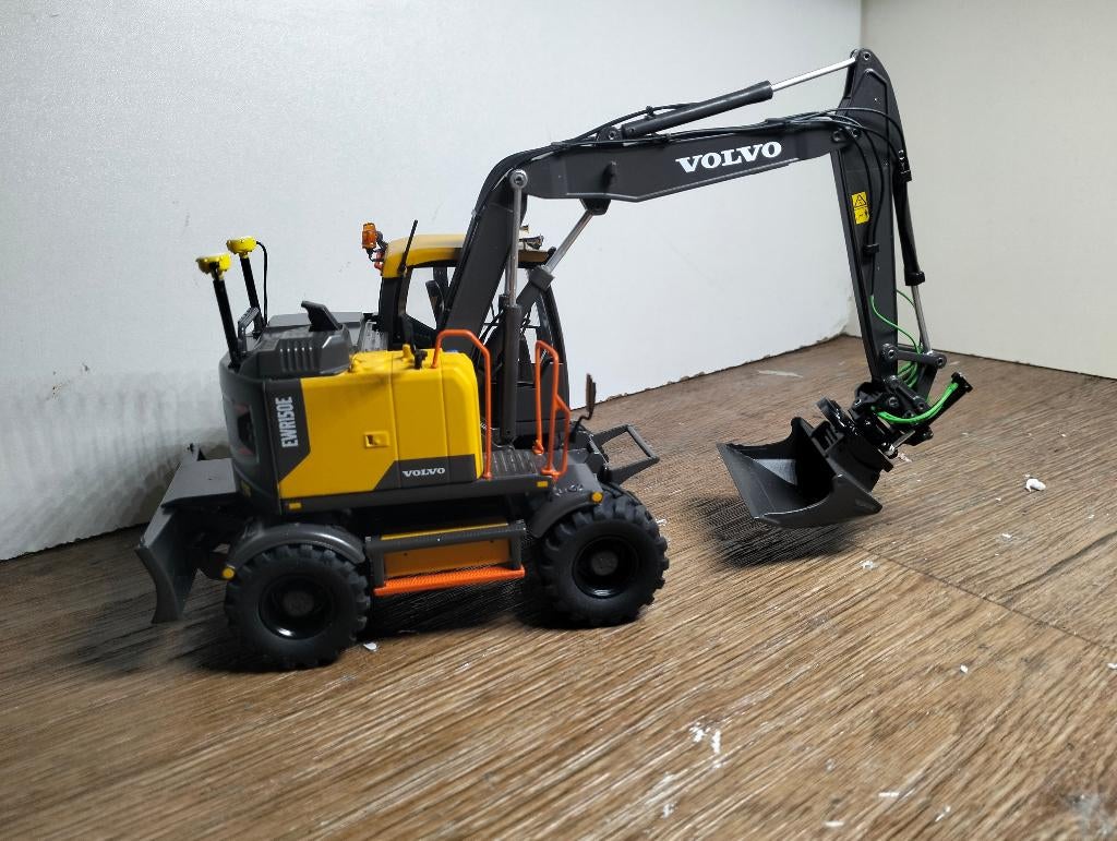 Te koop AT Collections Volvo EWR150E mobiele kraan Verbouwd., Hobby en Vrije tijd, Modelauto's | 1:32, Ophalen of Verzenden, Nieuw