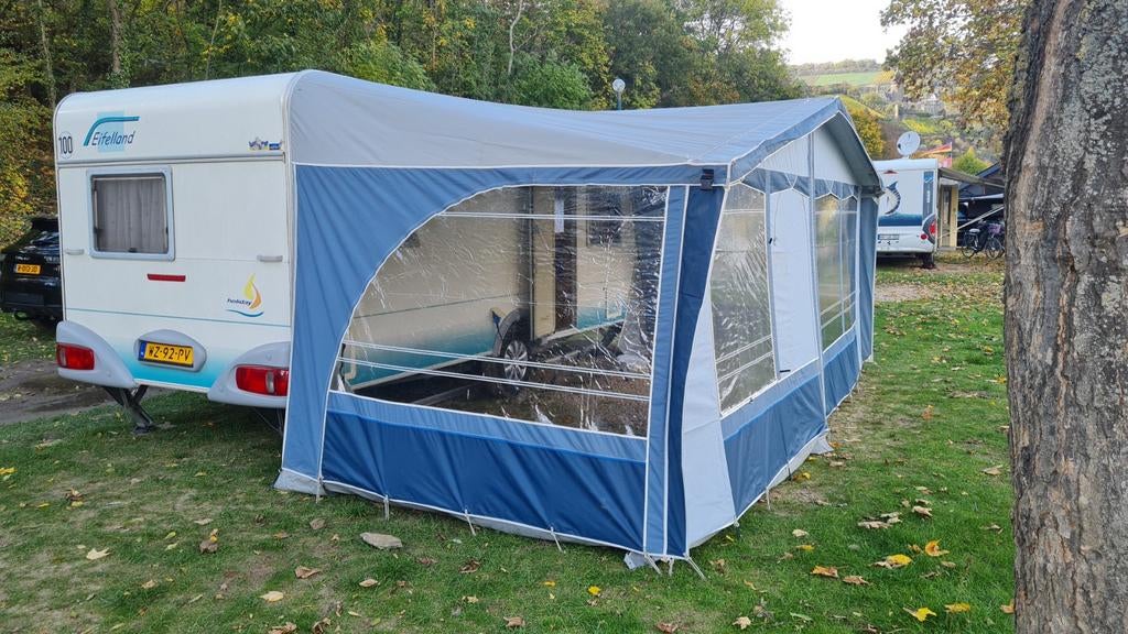 Eifelland holiday E500 met voortent airco mover, Rondzit, Frans bed, Schokbreker, 5 tot 6 meter