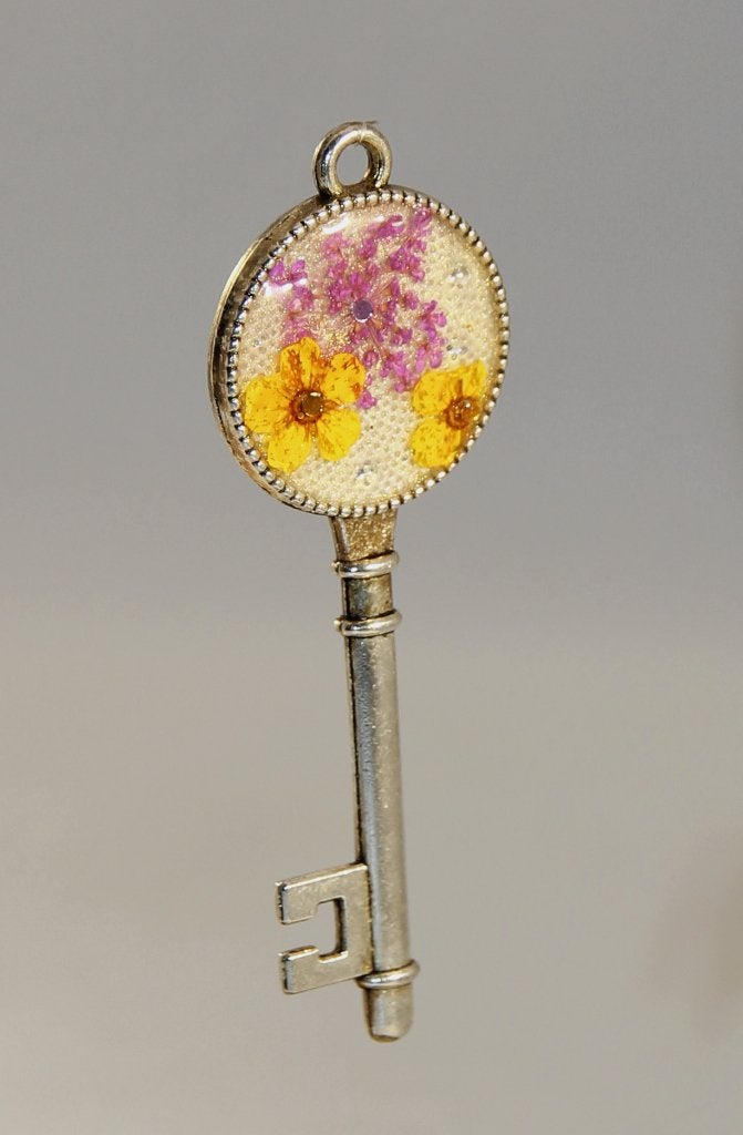 Unieke hanger met Bloemen in de vorm van een sleutel, Overige materialen, Nieuw, Ophalen of Verzenden, Kruis of Symbool