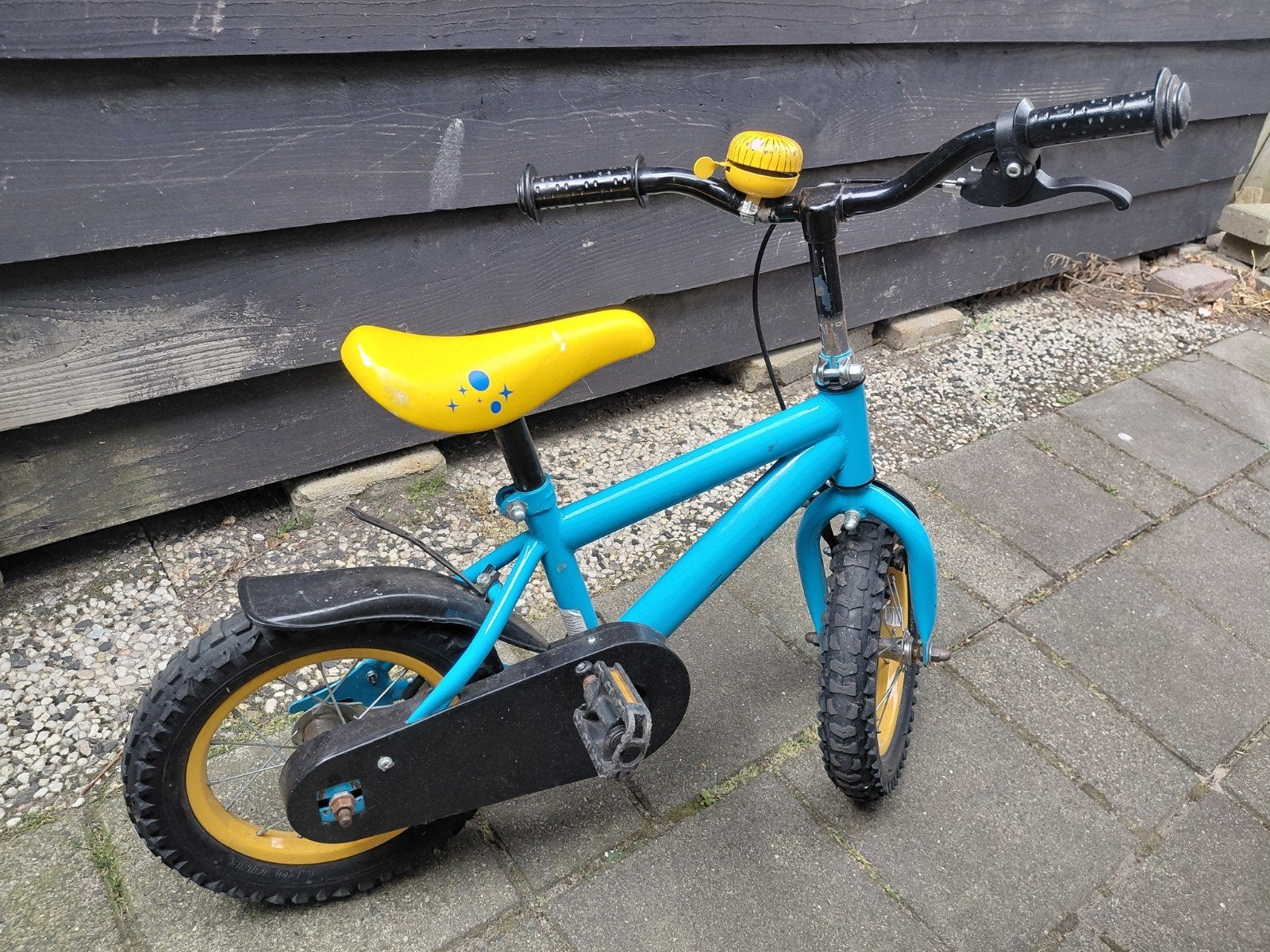Leuke jongens fiets 12 inch inclusief. zijwieltjes, Fietsen en Brommers, Fietsen | Kinderfietsjes, Ophalen, Terugtraprem, Zijwieltjes