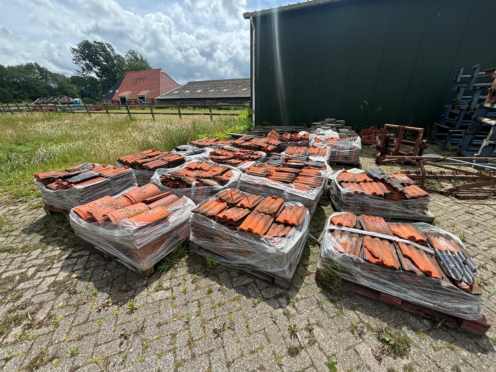 Dakpannen - zwarte geglazuurde friese golfjes & nokvorsten, Doe-het-zelf en Verbouw, Dakpannen en Dakbedekking, Ophalen, Steen of Klei