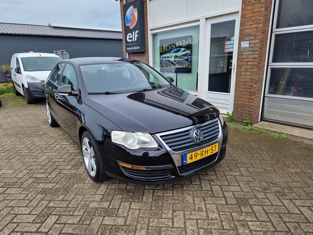 Volkswagen Passat 1.6 FSi "Trendline" Cruise - Clima - Trekh, Stof, Gebruikt, Zwart, 4 cilinders