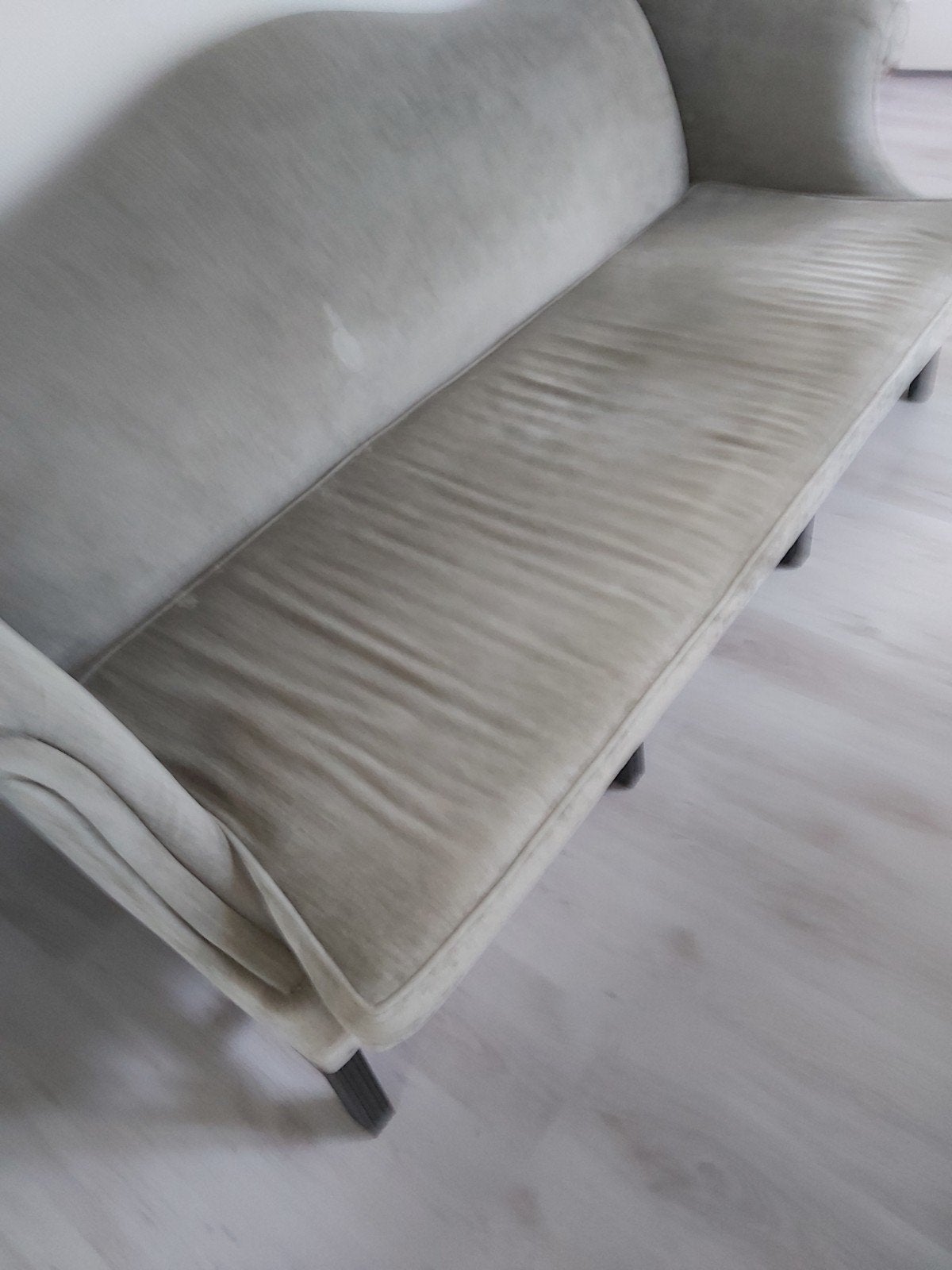 Klassieke bank met grijsachtige velour bekleding, Antiek en Kunst, Ophalen