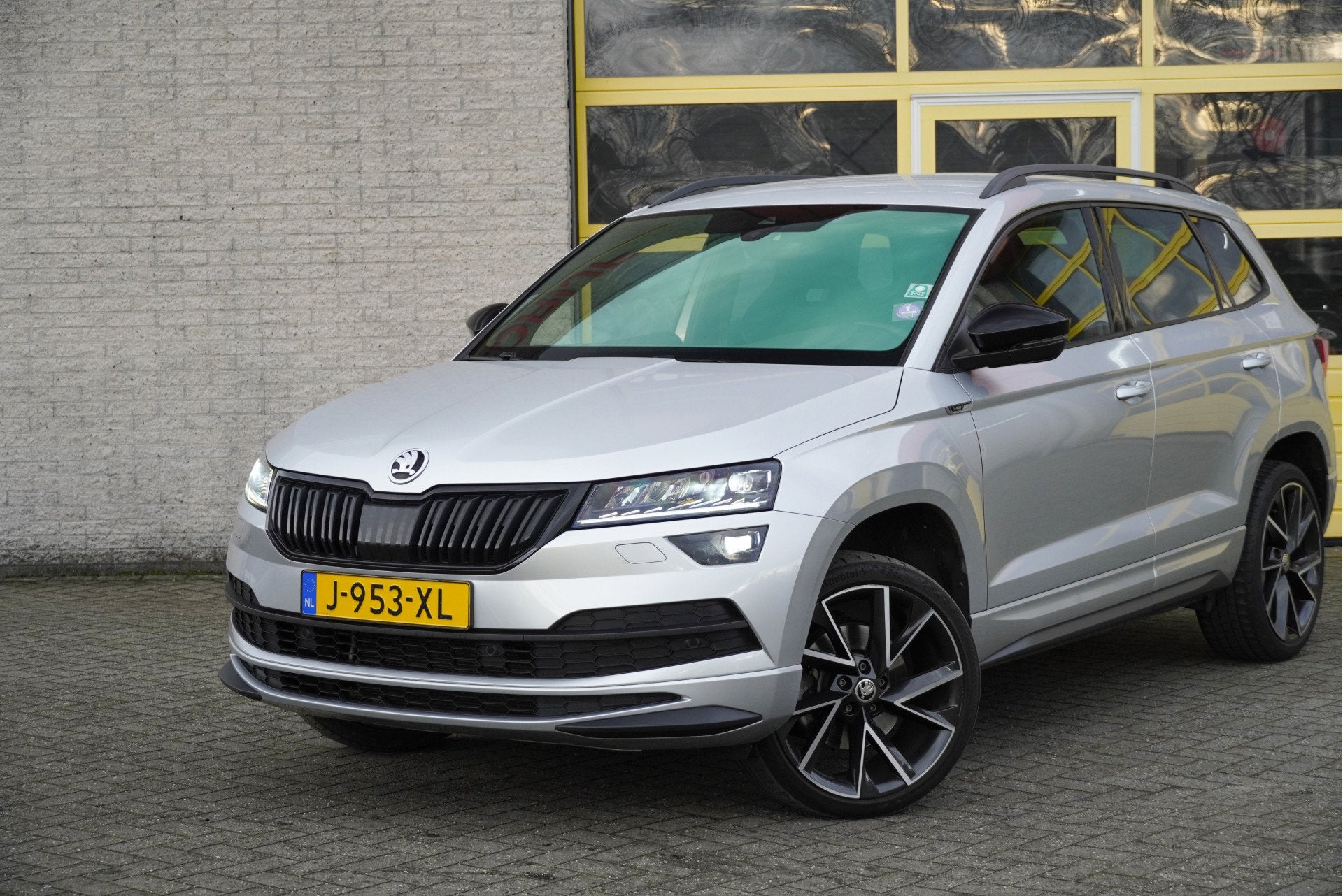Skoda Karoq 1.5 TSI 150PK! Automaat Sportline Business BJ202, Dealer onderhouden, Stof, 4 cilinders, 150 pk