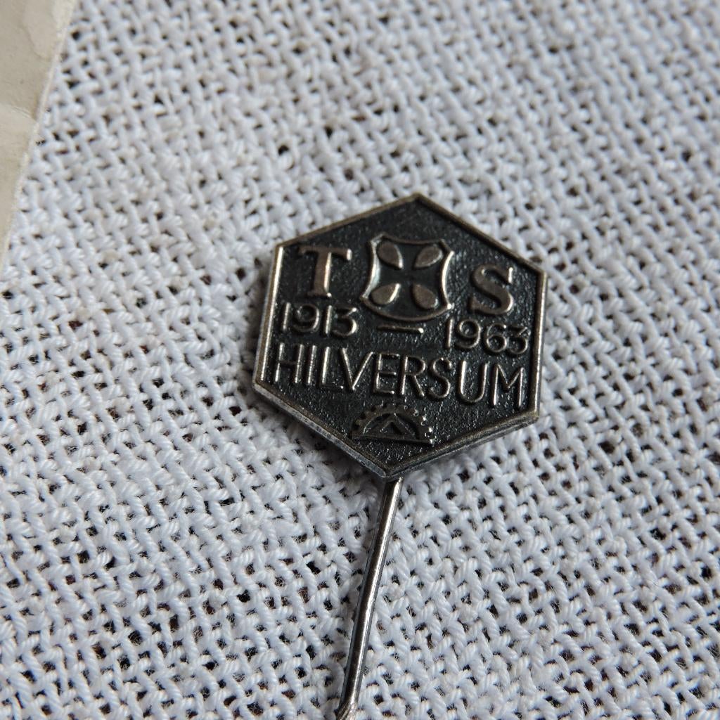 Speld Technische school Hilversum pin 1963, Verzamelen, Speldjes, Pins en Buttons, Ophalen of Verzenden, Zo goed als nieuw, Overige onderwerpen