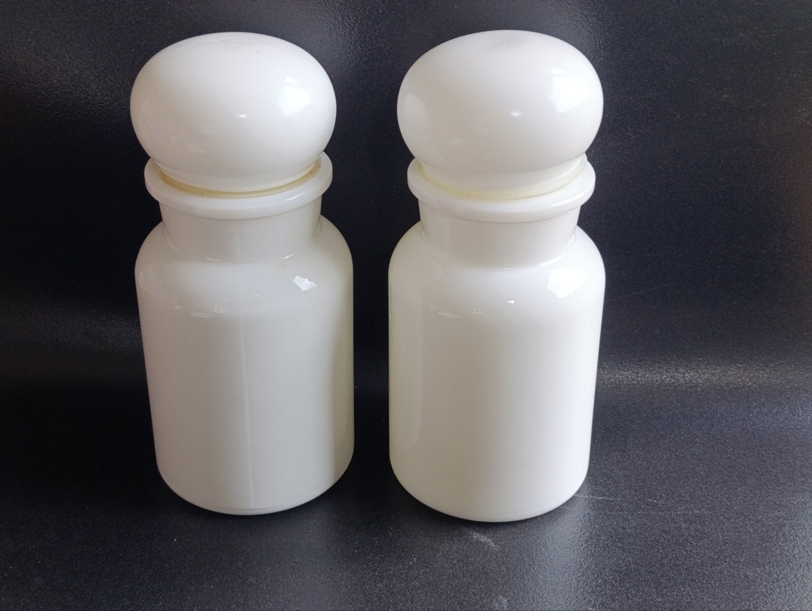 2 witte opaline glazen apothekerspotten - voorraadpotten ., Ophalen of Verzenden, Voorraadpot, Wit, Glas