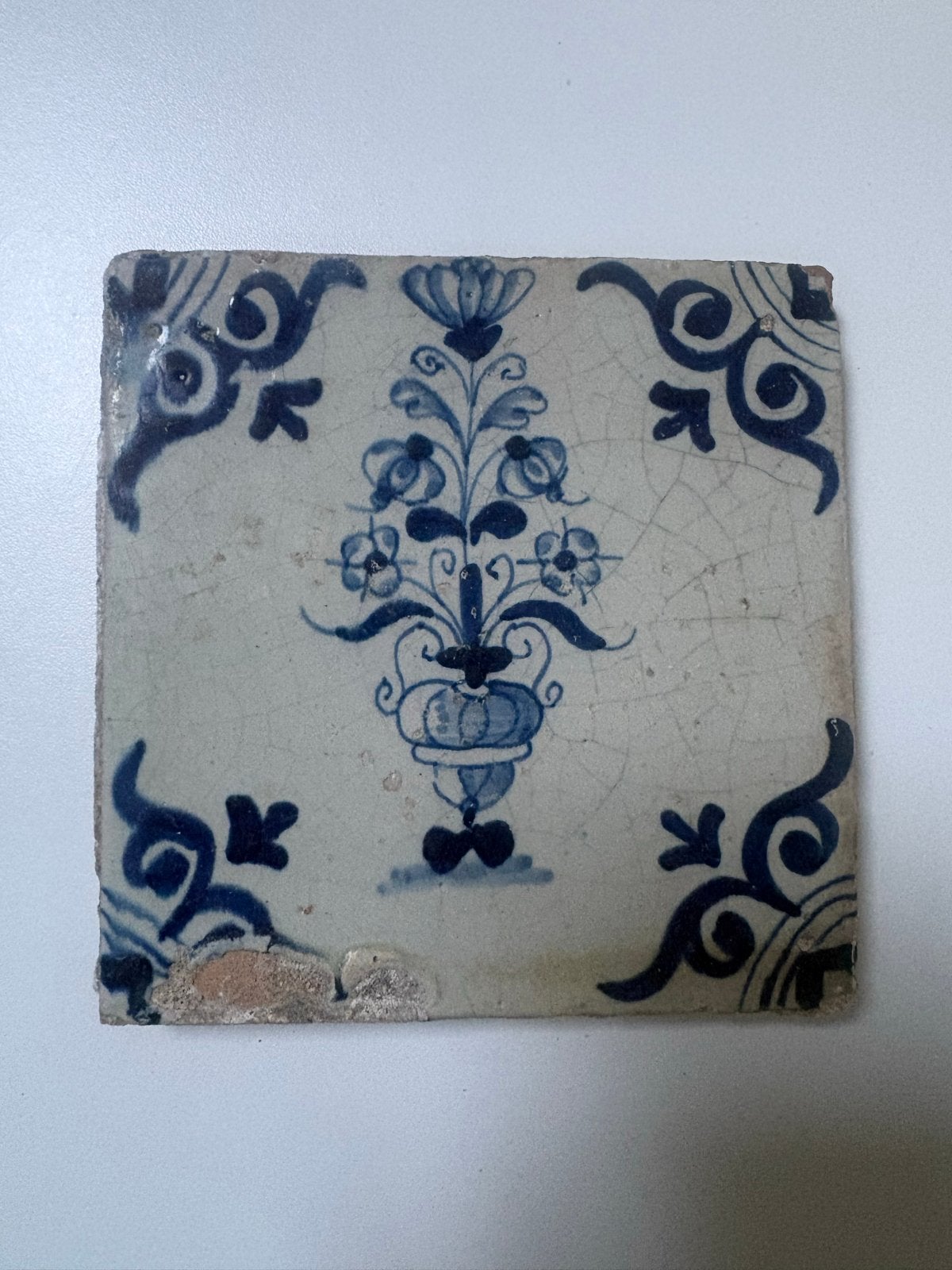 Antieke Delfts Blauwe Tegel met Bloemmotief, Antiek en Kunst, Ophalen of Verzenden