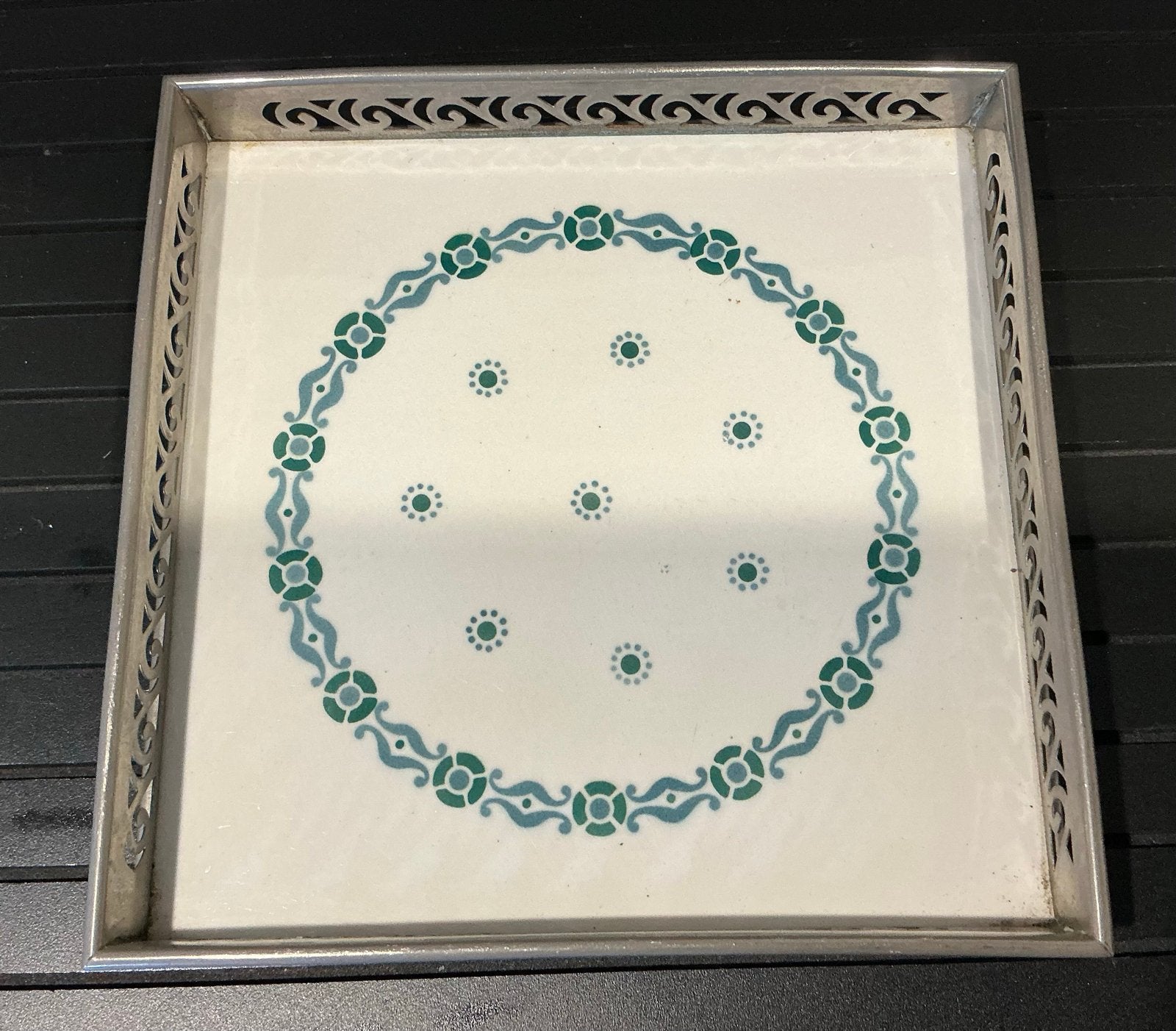 Vintage metal dienblad met decoratieve tegel, Verzenden