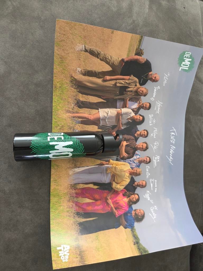Wie is de mol? 2026 poster met ALLE handtekeningen + FLES, 1 speler, Ophalen of Verzenden, Vanaf 3 jaar